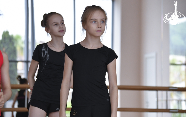 Гимнастки в зале хореографии