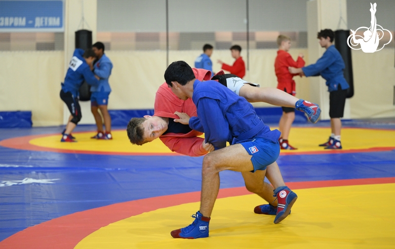 Участники сборов во время тренировки в Академии единоборств