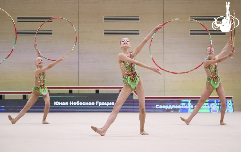 Групповички Свердловской области во время упражнения с обручами