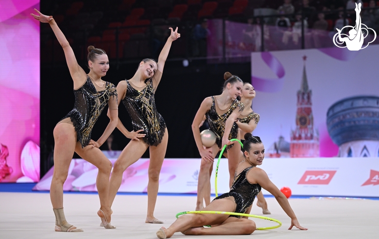 Групповички из Пензенской области во время упражнения с обручами и мячами