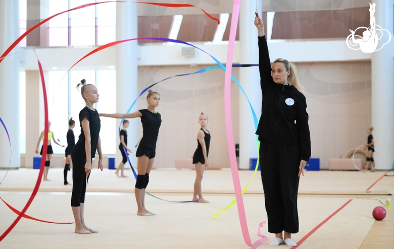 Тренер Анна Усцова с гимнастками во время занятия на учебно-тренировочных сборах в Академии