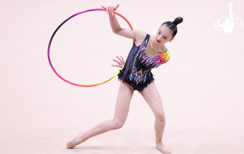 Лан Ле Маи во время упражнения с обручем