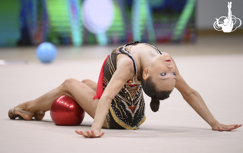 Мирослава Щербакова во время упражнения с мячом