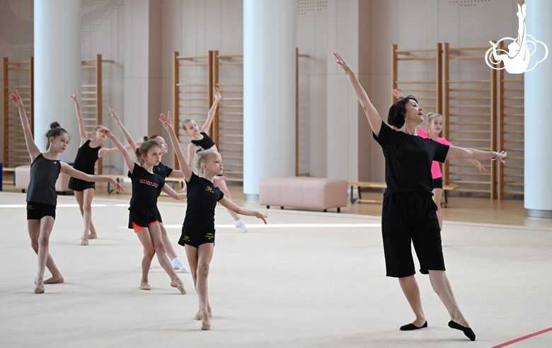 Гимнастки во время тренировки