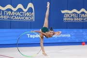 Каролина Тарасова во время упражнения с обручем
