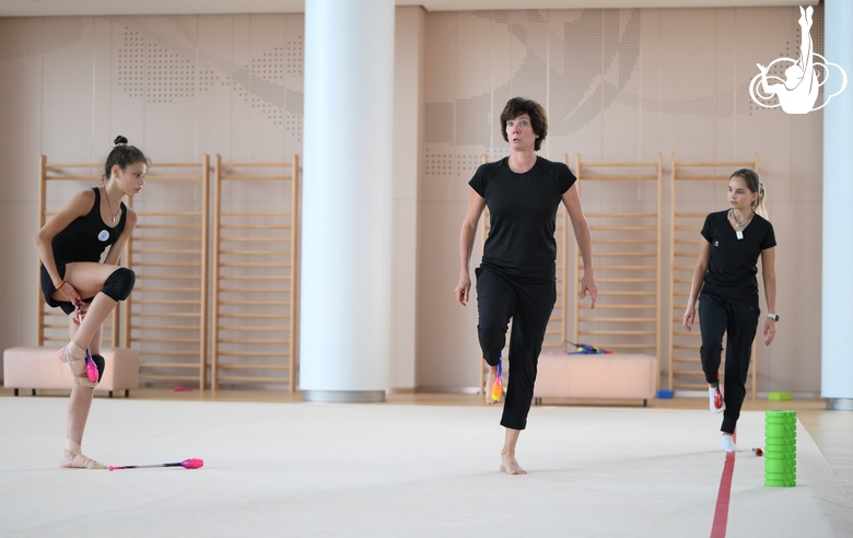 Каролина Тарасова, хореограф Ирина Зеновка и Арина Аверина во время тренировки