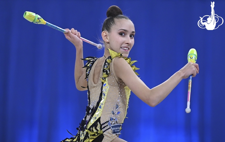 Ника Костина во время упражнения с булавами