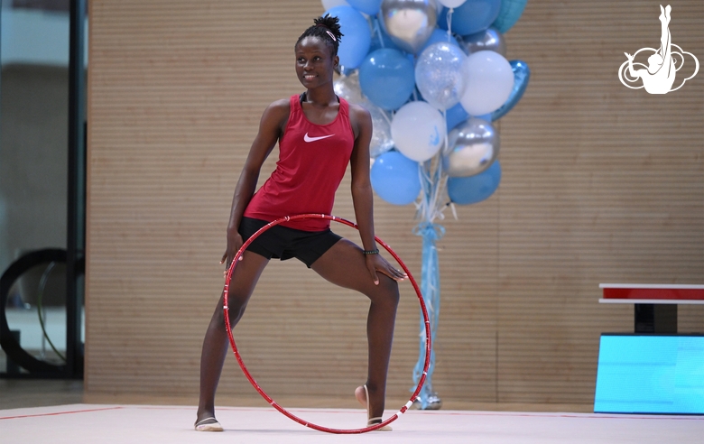 Маланда Майнга Месси Селест во время выступления на отчетном концерте