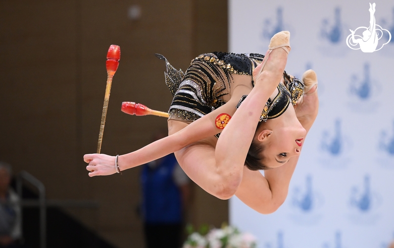 Мария Борисова во время упражнения с булавами