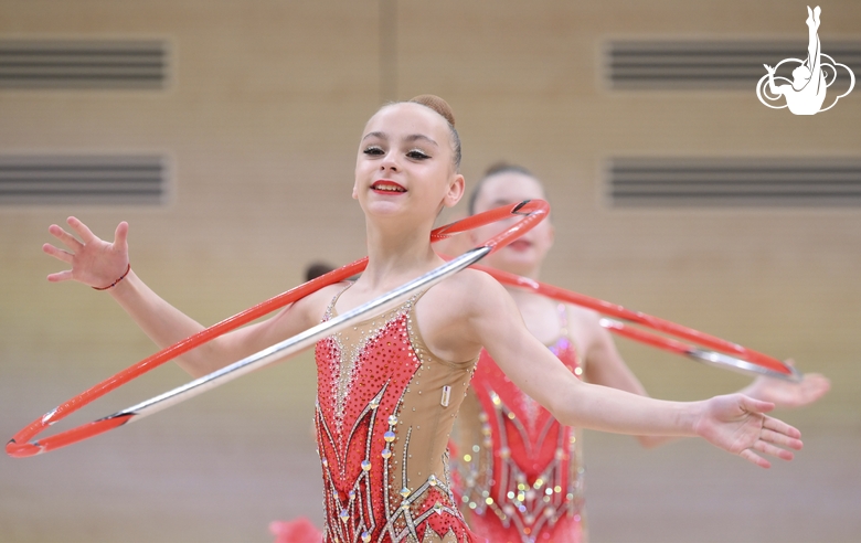 Групповички академии «Даймонд» из Москвы во время упражнения с обручами