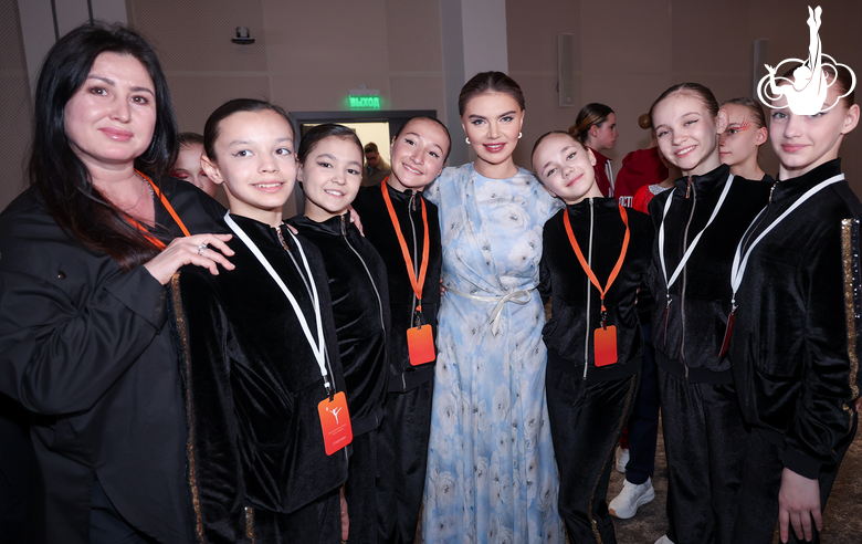 Олимпийская чемпионка Алина Кабаева с участниками фестиваля «Алина»-2025