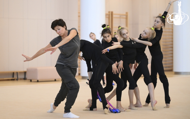 Хореограф фестиваля «Алина» Ирина Зеновка во время занятия с групповичками Академии