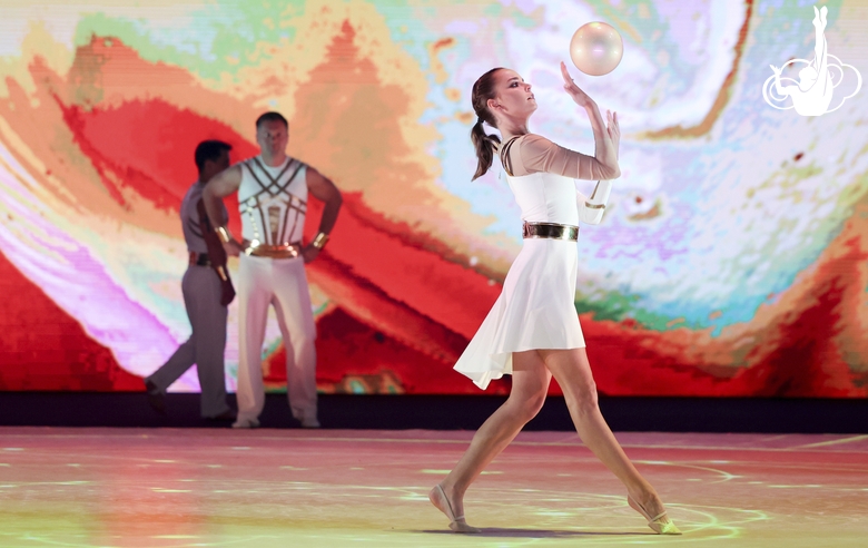 Дина Аверина в номере «Герои спорта»