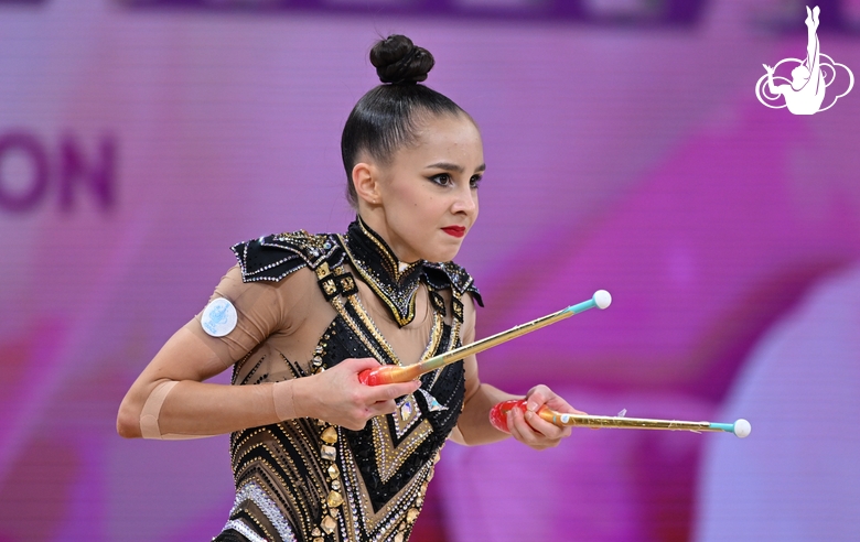 Мария Борисова во время упражнения с булавами