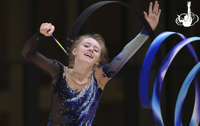 Алиса Медведева во время упражнения с лентой