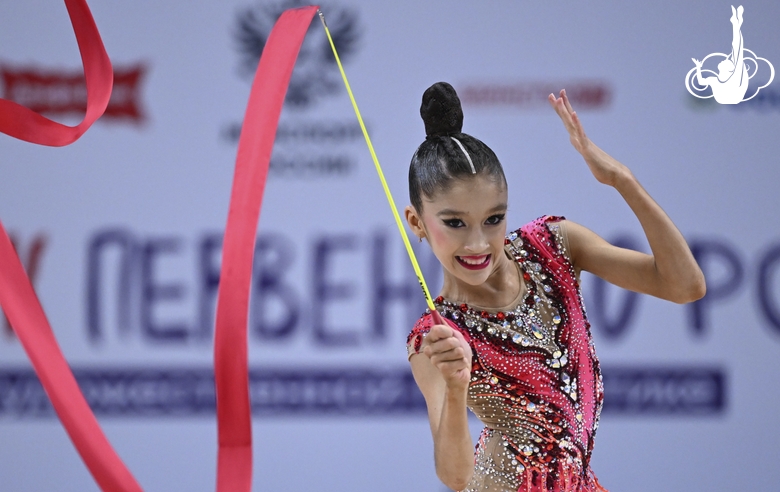 Алисия Сагитова во время упражнения с лентой