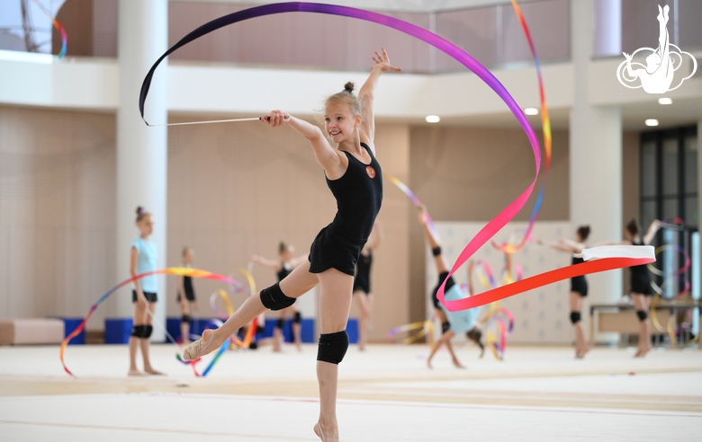 Кристина Войтенко во время упражнения с лентой