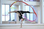Александра Борисова во время упражнения с лентой