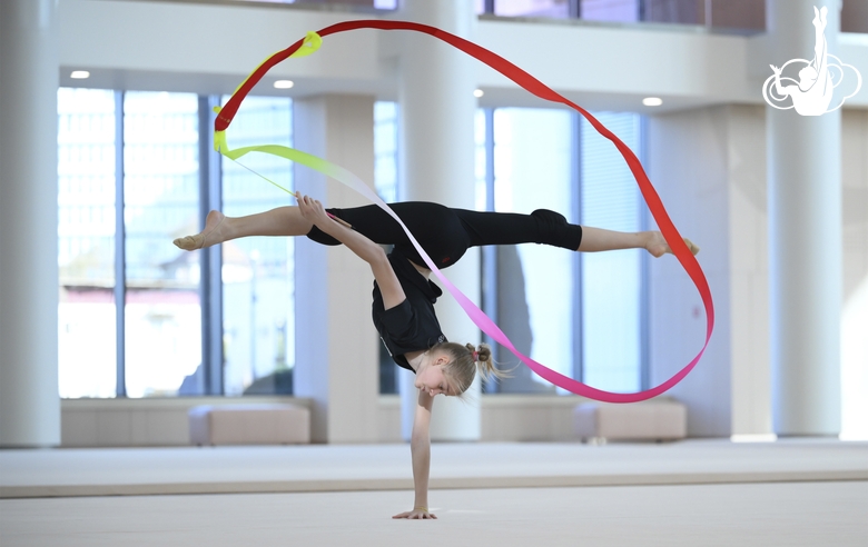Александра Борисова во время упражнения с лентой