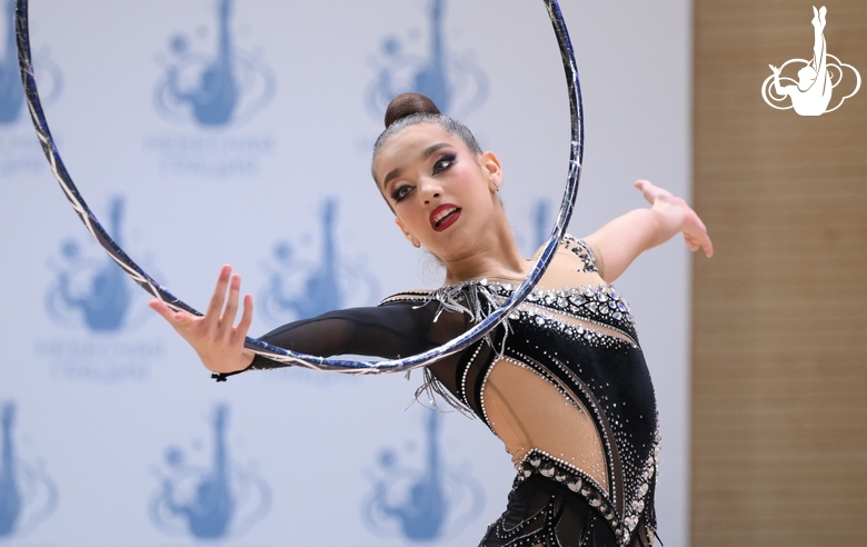 Гимнастка во время упражнения с обручем