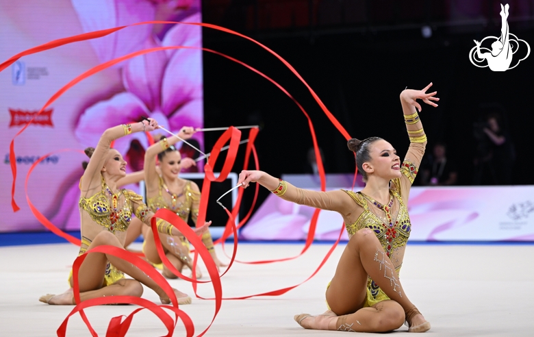 Групповички из Сириуса во время упражнения с лентами