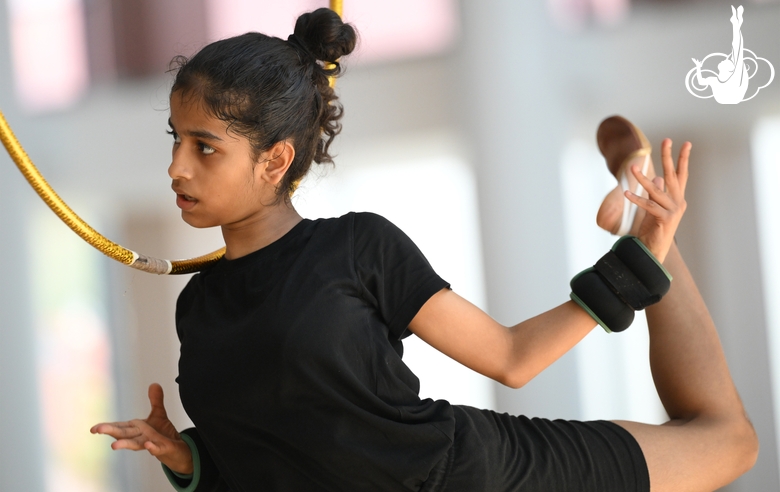 Гимнастка Авани Нитеш Кадам во время тренировки в Академии
