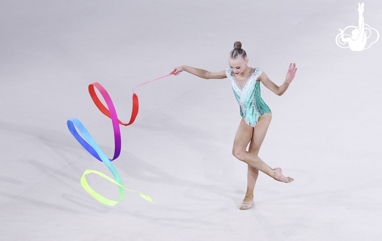 Елизавета Ивойлова во время упражнения с лентой