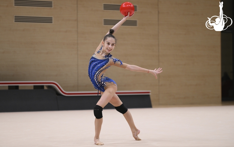 Полина Фролова во время упражнения с мячом