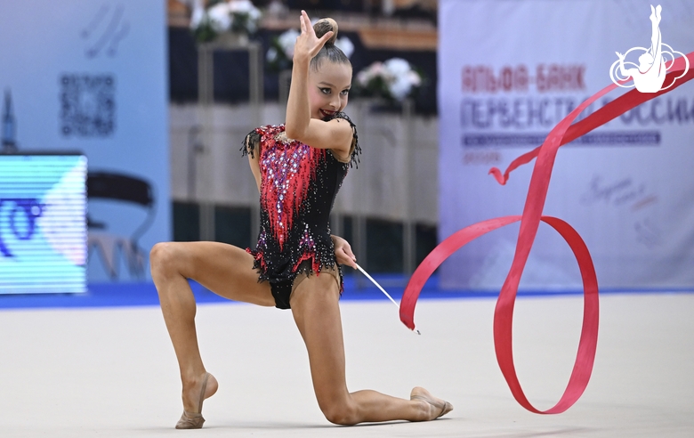 Полина Чеканова во время упражнения с лентой