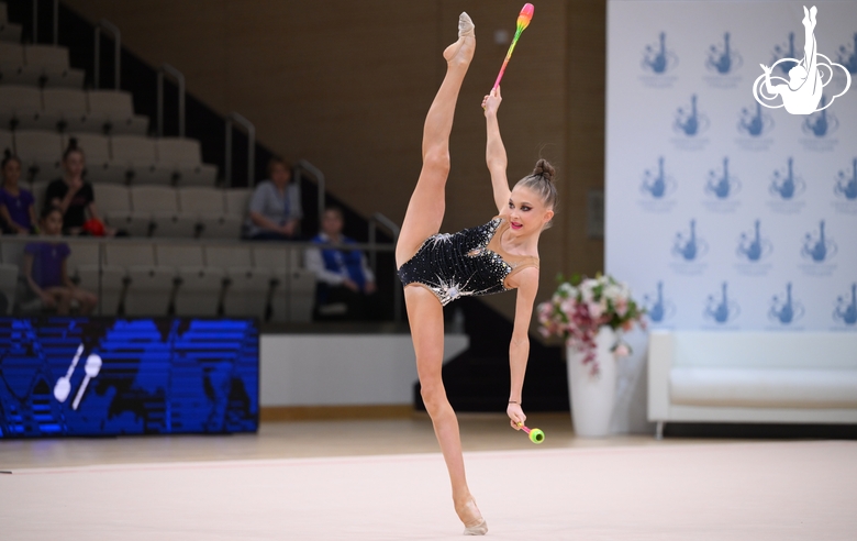 Каролина Пахтусова во время упражнения с булавами