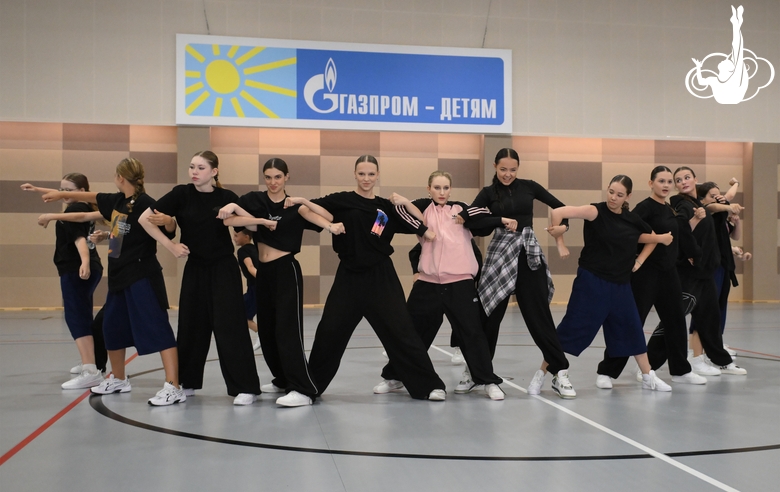 Участницы интенсива студии танца Аллы Духовой TODES во время флешмоба