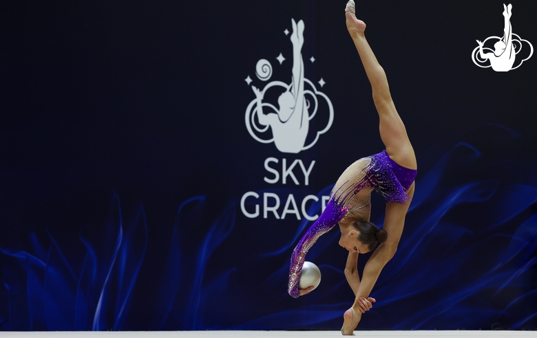 Гимнастка во время упражнения с мячом