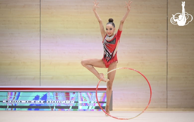 Полина Калужских во время упражнения с обручем