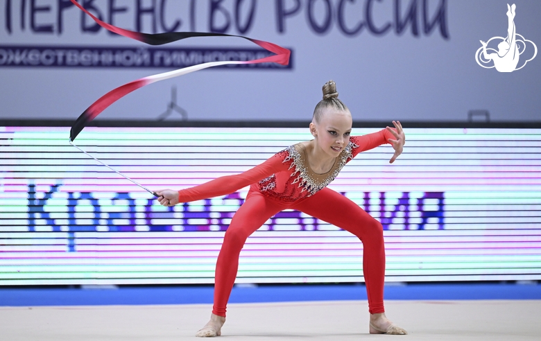 Агния Краева во время упражнения с лентой