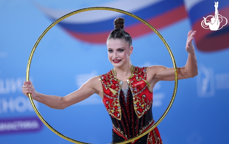 Милена Щенятская во время упражнения с обручем