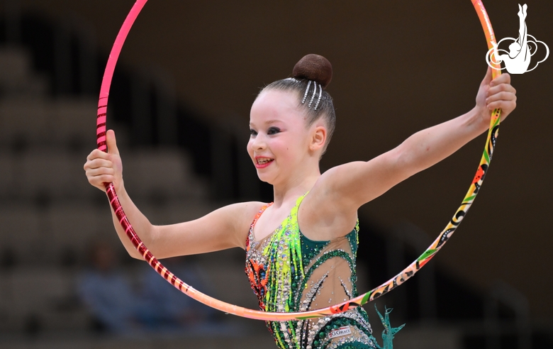 Гимнастка во время упражнения с обручем
