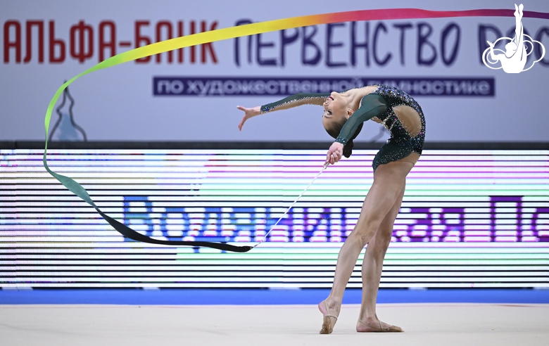 Полина Водяницкая во время упражнения с лентой