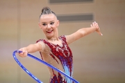 Алиса Медведева во время упражнения с обручем
