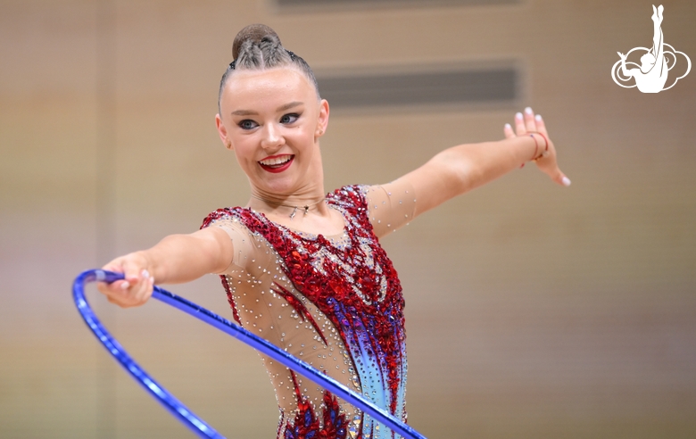 Алиса Медведева во время упражнения с обручем