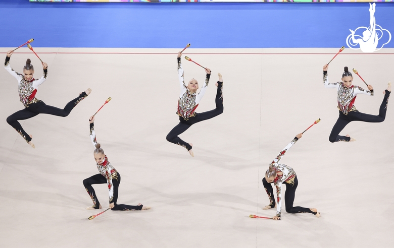 Групповички Академии во время упражнения с булавами