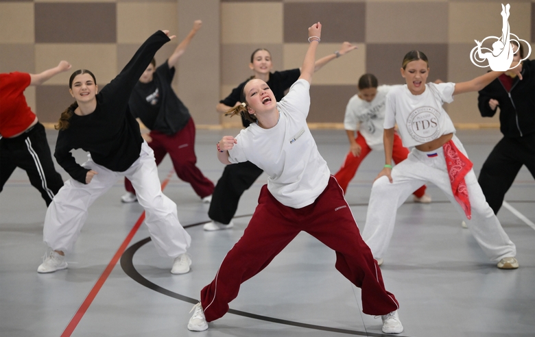 Участницы интенсива студии танца Аллы Духовой TODES во время флешмоба