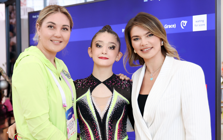 19 июня 2025 года. Олимпийская чемпионка Алина Кабаева с гимнасткой Лолой Джураевой и тренером Инарой Саттаровой на этапе «Кубка сильнейших» в Академии