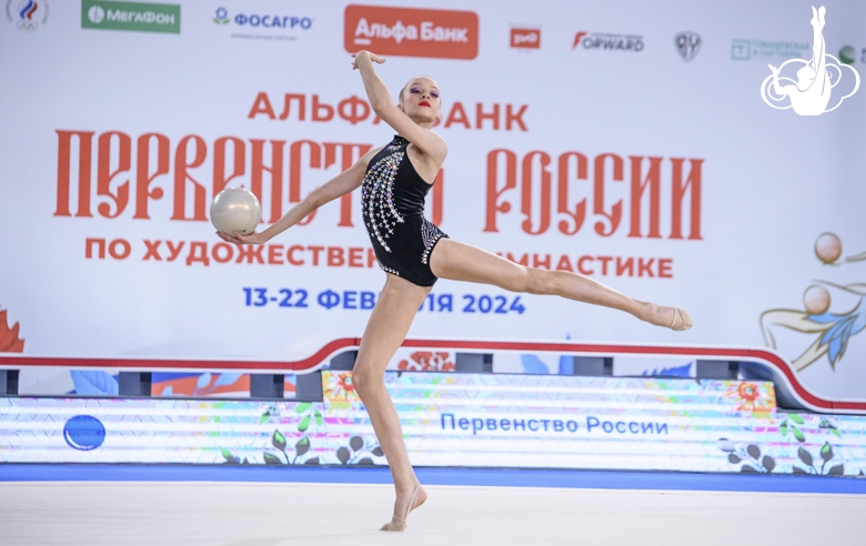 Мирослава Монина во время упражнения с мячом