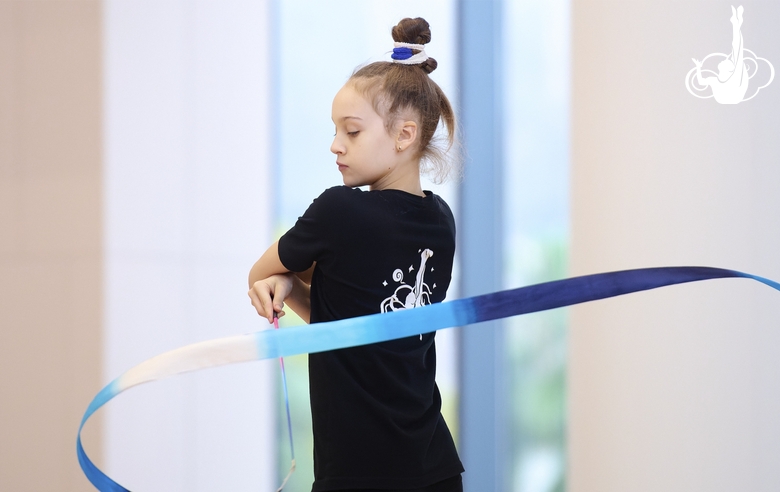 Мирослава Монина во время упражнения с лентой