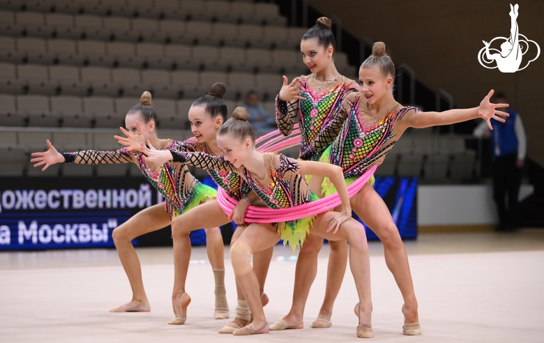 Групповички во время упражнения с обручами