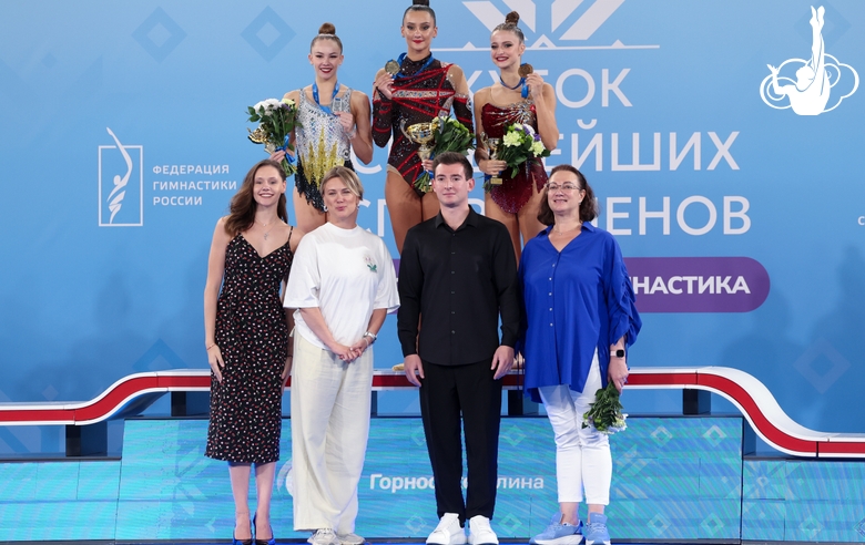 Пьедестал финала в упражнении с мячом среди сениорок