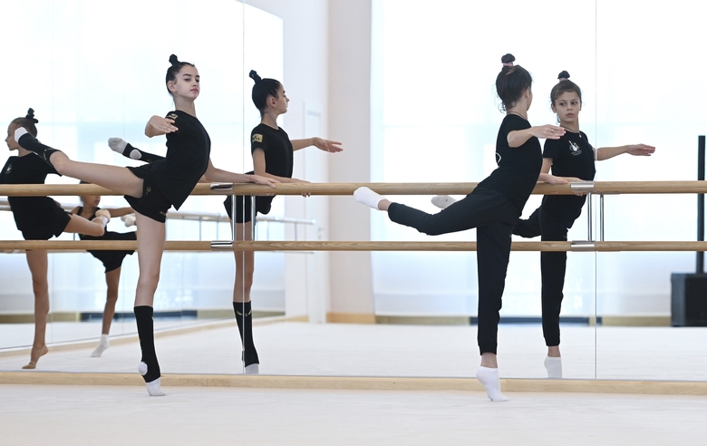 Анна Вакуленко и Каролина Тарасова во время занятия хореографией