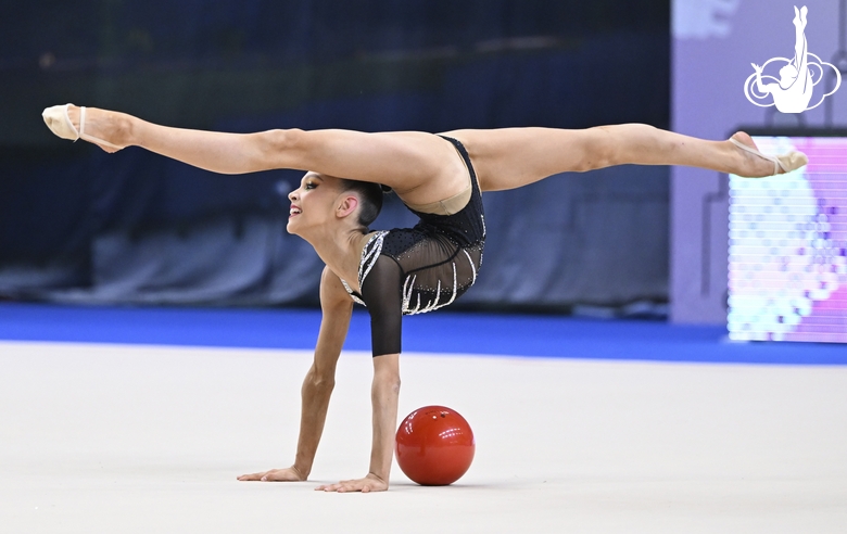 Элина Хабирова во время упражнения с мячом