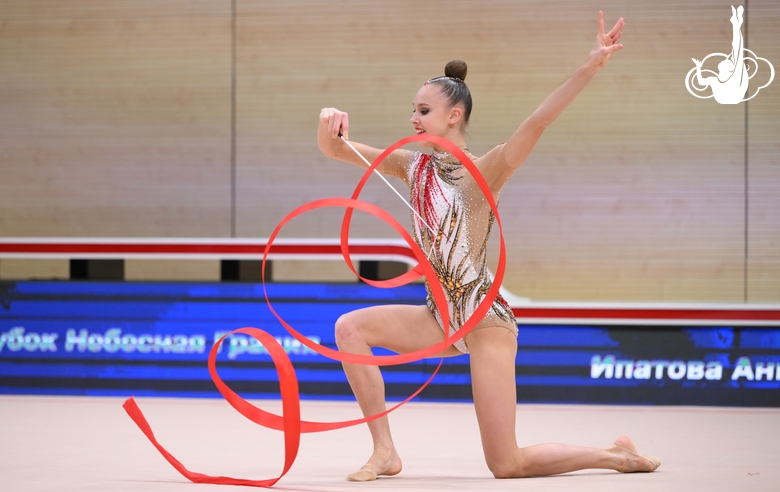 Ангелина Ипатова во время упражнения с лентой