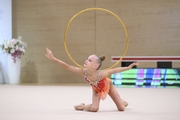 Полина Васильева во время упражнения с обручем